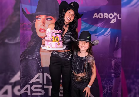 Ana Castela surpreende f&atilde; de 10 anos com bolo de anivers&aacute;rio no camarim
