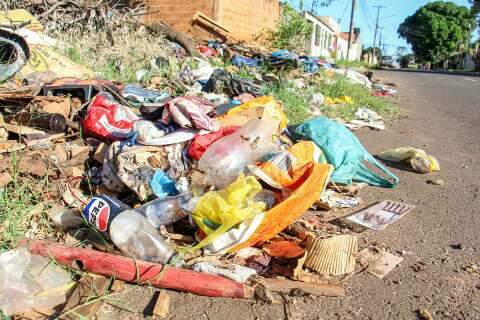 Terreno no Nova Lima vira &ldquo;lix&atilde;o&rdquo; e moradores alertam para risco de doen&ccedil;as