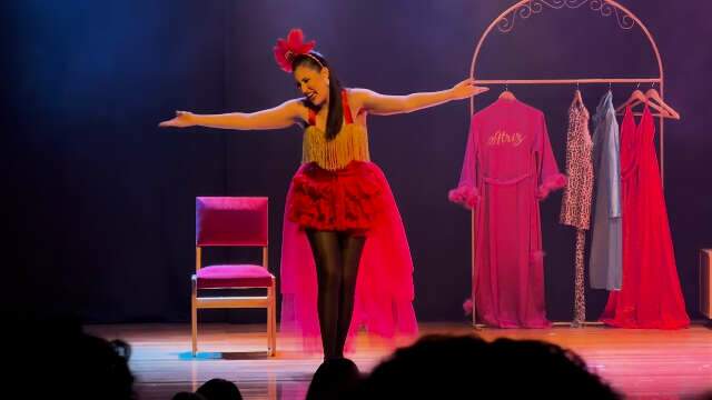 Com casa cheia, Giovanna Zottino mostra a for&ccedil;a do teatro local