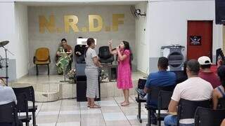Menina que atrapalhou voo &eacute; tratada como voz de Deus em igreja cheia