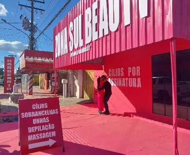 Fachadas extravagantes e coloridas fazem casal n&atilde;o passar despercebido