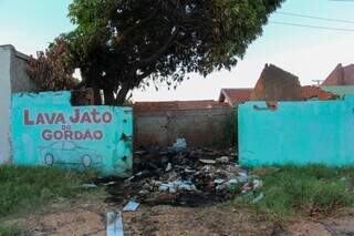 Terreno abandonado vira "lix&atilde;o" e pega fogo na madrugada