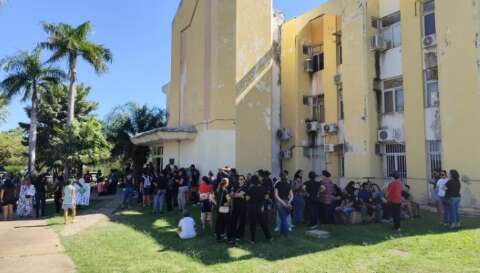 Professores de Corumb&aacute; param por aumento e avan&ccedil;o na carreira