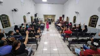 Menina que atrapalhou voo &eacute; tratada como voz de Deus em igreja cheia