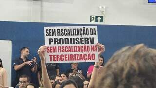  Com plen&aacute;rio cheio e protesto, projeto para terceirizar postos volta &agrave; C&acirc;mara