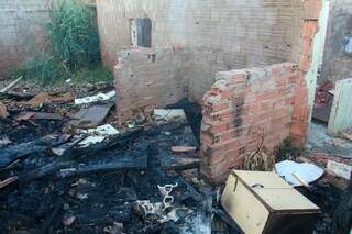 Terreno abandonado vira "lix&atilde;o" e pega fogo na madrugada
