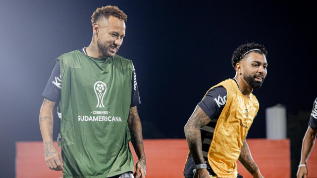 Jogadores entram em campo e iniciam aquecimento para duelo na fronteira