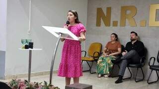 Menina que atrapalhou voo &eacute; tratada como voz de Deus em igreja cheia