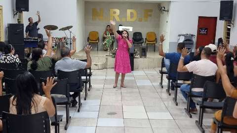 Crian&ccedil;a pastora recebe apoio de fi&eacute;is ap&oacute;s v&iacute;deo pregando em avi&atilde;o