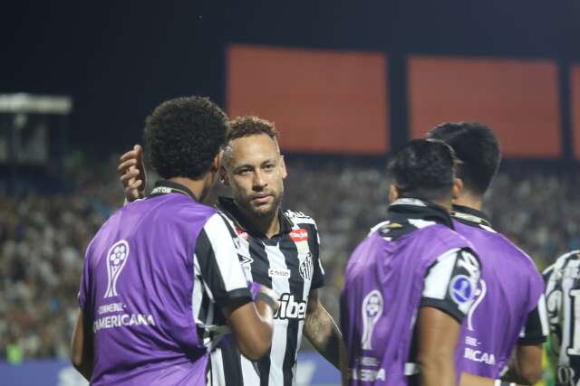 Neymar marca, comemora com Robinho Jr. e encerra tens&atilde;o no Santos