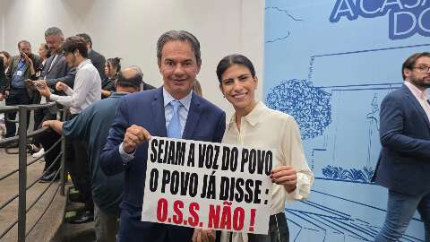 Antes advers&aacute;rios, Camila e Marquinhos j&aacute; posam juntinhos