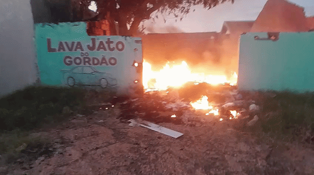 Terreno abandonado vira "lix&atilde;o" e pega fogo na madrugada