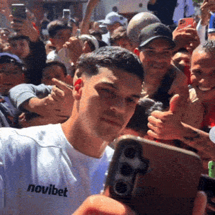 Com multid&atilde;o na porta, jogadores do Santos fazem festa com a torcida no hotel