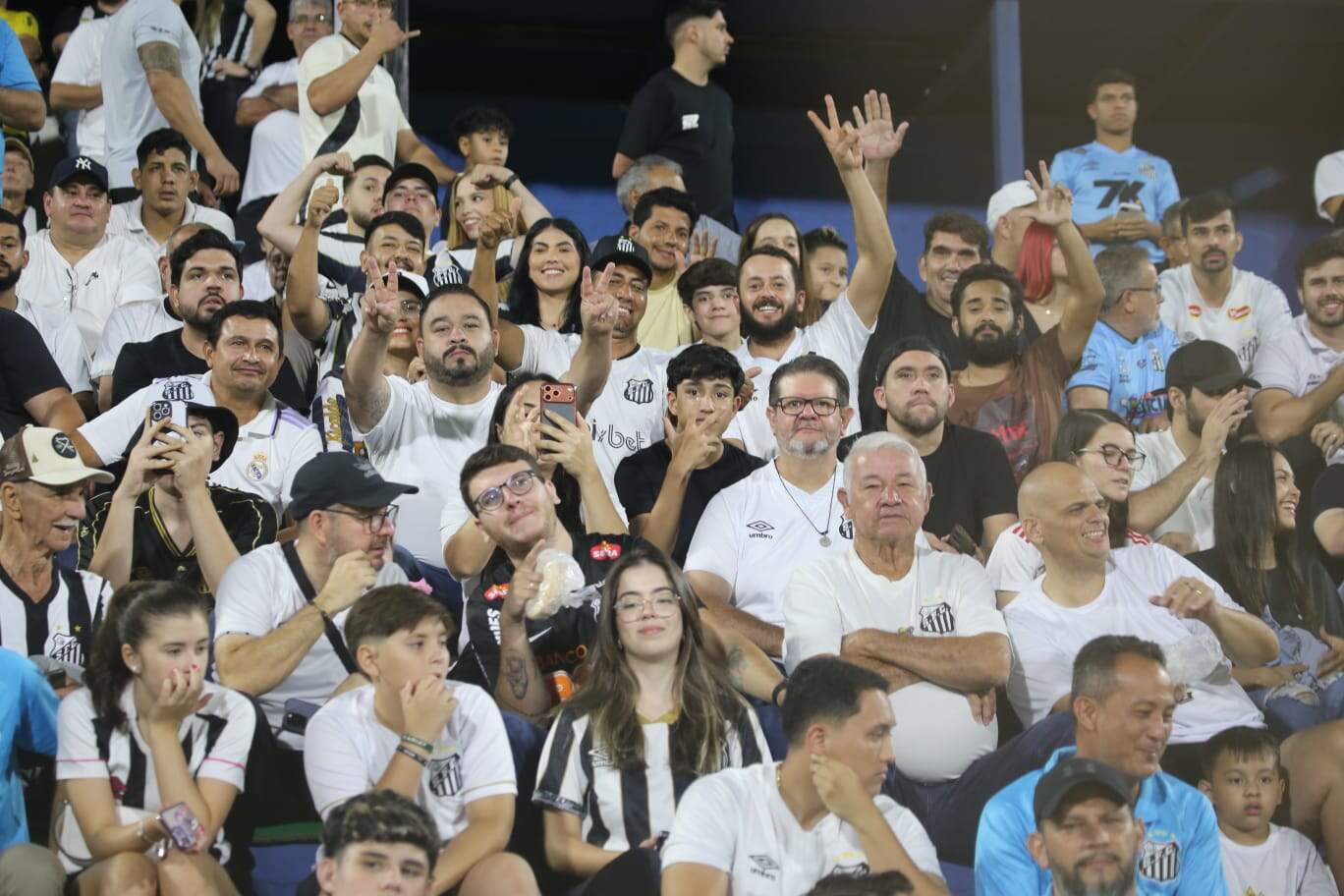 Torcida do Santos faz filas 2 horas antes do jogo e lota estádio na fronteira