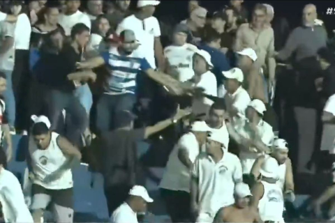 Briga entre torcedores do Santos interrompe clima de jogo na fronteira