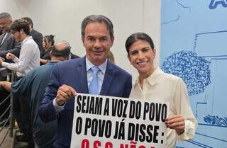 Antes advers&aacute;rios, Camila e Marquinhos j&aacute; posam juntinhos