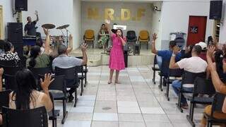 Menina que atrapalhou voo &eacute; tratada como voz de Deus em igreja cheia