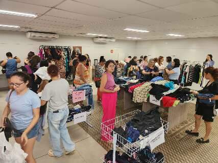 Bazar com pe&ccedil;as a R$ 10 arrecada recursos para reforma de pronto-socorro