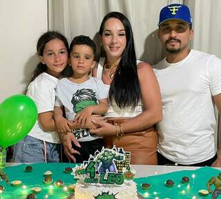 Lutando contra leucemia, L&eacute;o teve surpresa dos amigos da escola