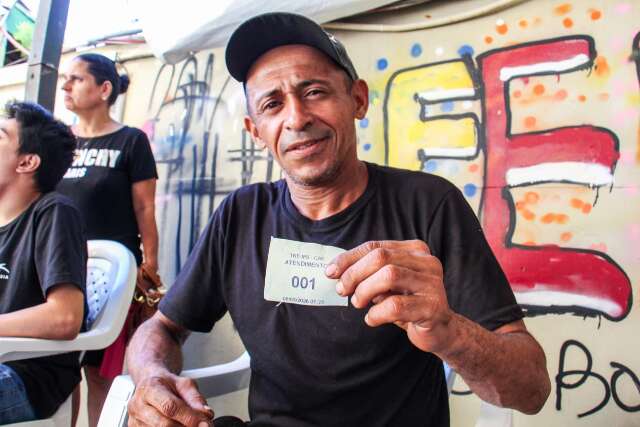 Aos 47 anos, mec&acirc;nico dormiu na fila para garantir t&iacute;tulo e votar pela 1&ordf; vez
