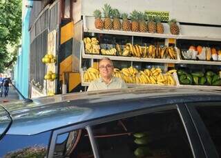 Entre carros e bananas, liban&ecirc;s fez de estacionamento uma frutaria