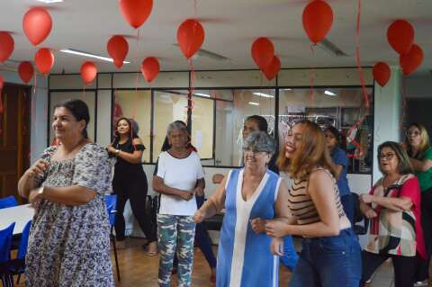 Tarde de lazer re&uacute;ne m&atilde;es at&iacute;picas em momento de cuidado e acolhimento