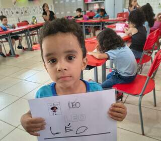 Lutando contra leucemia, L&eacute;o teve surpresa dos amigos da escola