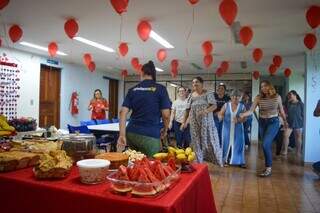 Tarde de lazer re&uacute;ne m&atilde;es at&iacute;picas em momento de cuidado e acolhimento