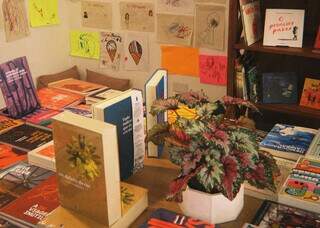 Livro parado na estante vira moeda de troca em nova feirinha deste s&aacute;bado