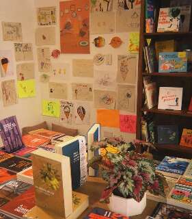 Livro parado na estante vira moeda de troca em nova feirinha deste s&aacute;bado