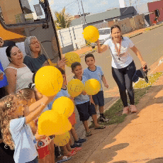 Lutando contra leucemia, L&eacute;o teve surpresa dos amigos da escola