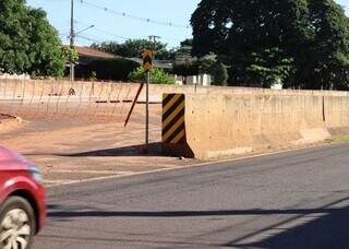 Moradores reclamam de obras inacabadas em trecho onde adolescente morreu
