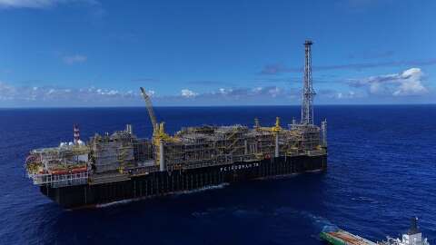 C&aacute;rmen L&uacute;cia vota para manter royalties do petr&oacute;leo s&oacute; com estados produtores