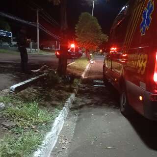 Motociclista morre ap&oacute;s bater contra &aacute;rvore em canteiro central de avenida