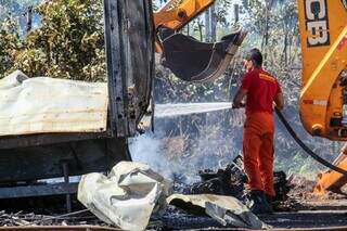 Fogo em carreta se espalha por vegeta&ccedil;&atilde;o e bombeiros ainda tentam conter chamas 