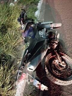 Motociclista morre ap&oacute;s bater contra &aacute;rvore em canteiro central de avenida
