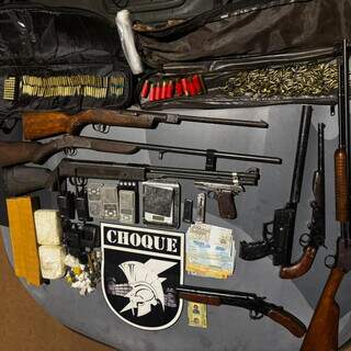 Homem &eacute; preso com arsenal de armas, 460 muni&ccedil;&otilde;es e drogas em s&iacute;tio