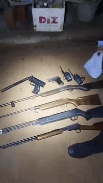 Homem &eacute; preso com arsenal de armas, 460 muni&ccedil;&otilde;es e drogas em s&iacute;tio