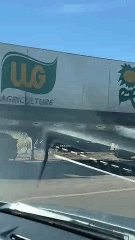 Carreta pega fogo em trecho da BR-163 entre Campo Grande e Anhandu&iacute;