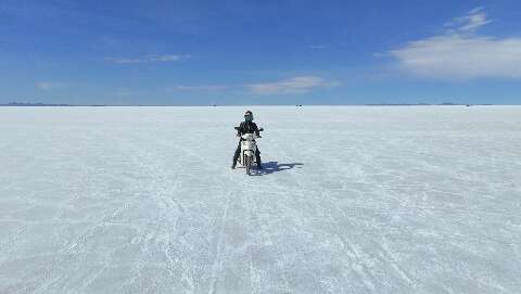 Ingrid saiu de Dourados e cruzou o Salar de Uyuni em uma moto Biz