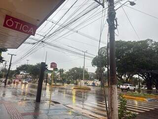 Tempo fecha, chuva continua e temperatura cai em Dourados