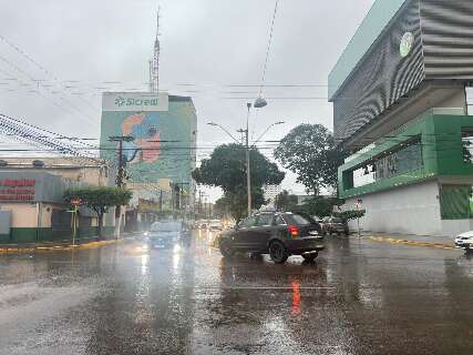 Tempo fecha, chuva continua e temperatura cai em Dourados