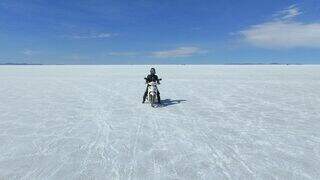 Ingrid saiu de Dourados e cruzou o Salar de Uyuni em uma moto Biz