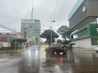 Tempo fecha, chuva continua e temperatura cai em Dourados