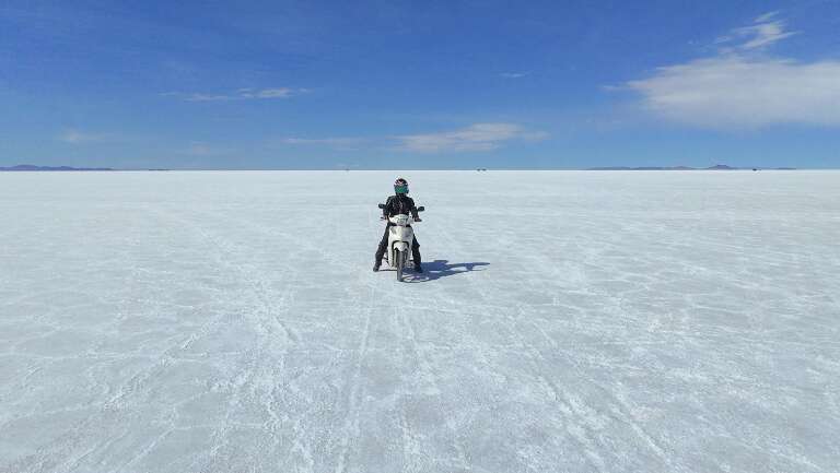 Ingrid saiu de Dourados e cruzou o Salar de Uyuni em uma moto Biz