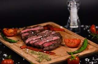 Do carv&atilde;o &agrave; picanha, churrasco de Dia das M&atilde;es exige pesquisa para economizar