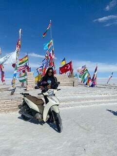Ingrid saiu de Dourados e cruzou o Salar de Uyuni em uma moto Biz