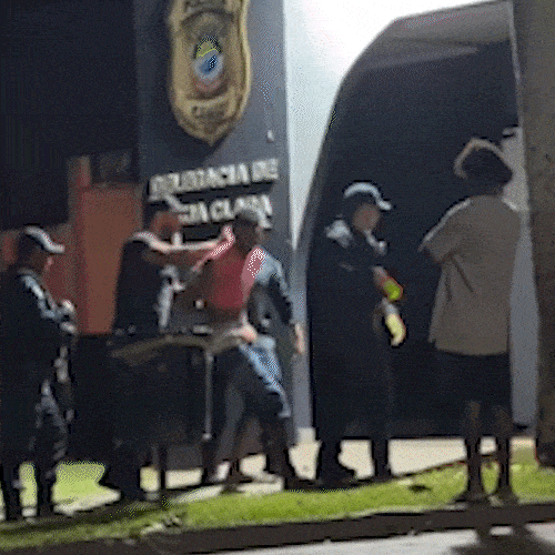 Homem agride esposa gr&aacute;vida, enfrenta policiais e tumultua delegacia