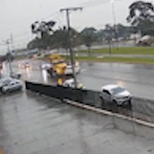 Carro &eacute; arrastado por caminh&atilde;o munk ap&oacute;s colis&atilde;o na Gury Marques