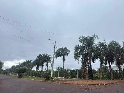 Madrugada traz mudan&ccedil;a de tempo no interior, com chuva e 12&ordm;C